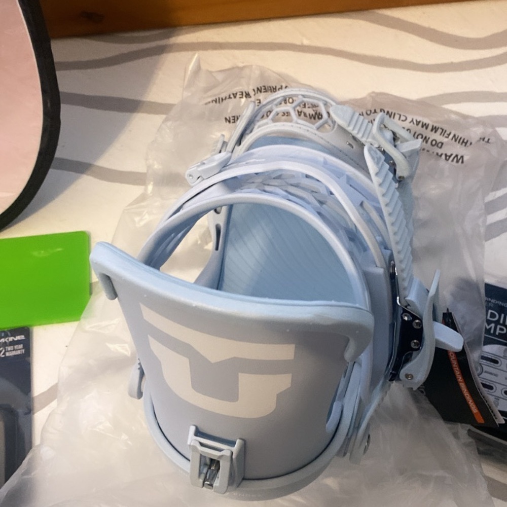 New in box women’s union snowboard bindings size large.  Powder blue in color